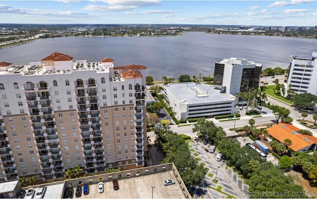 Foto del edificio - 616 Clearwater Park Rd