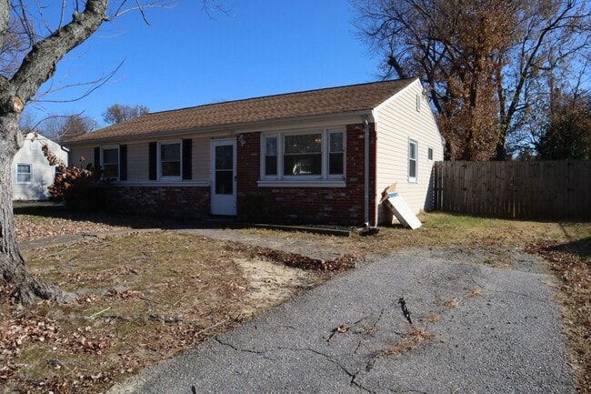 Building Photo - Classic 3 Bedroom Rancher in Henrico Avail...