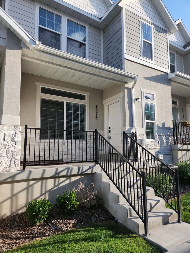 Building Photo - 4 Bedroom 3 Bathroom Townhome in Lehi!