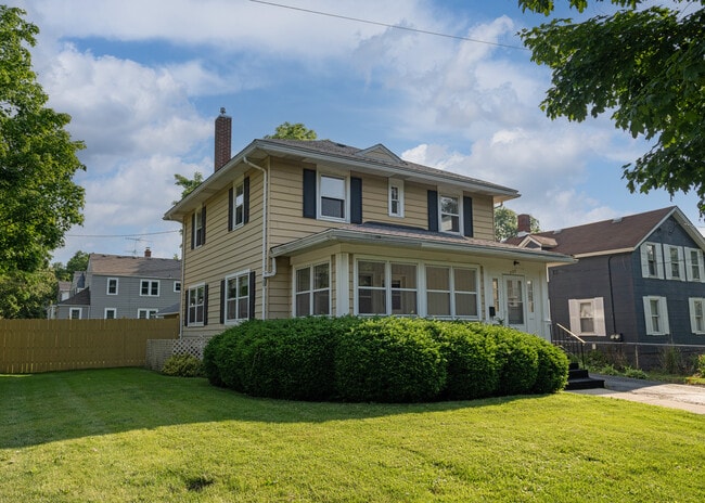 Building Photo - 527 Peyton St