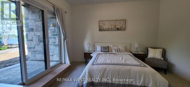 Photo du bâtiment - 253-253 Crescent Bay Ln