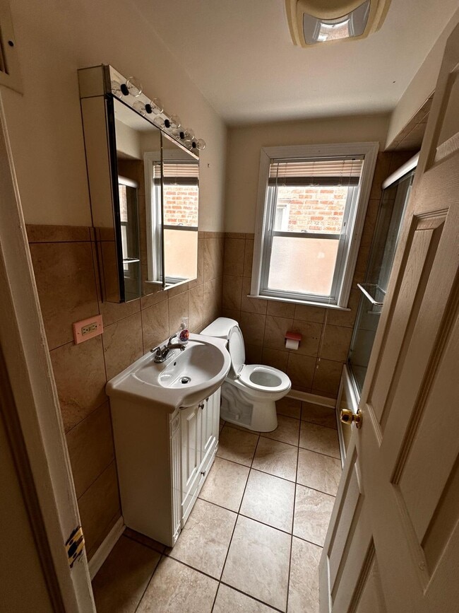 Foto del edificio - 5238 N Larned Ave