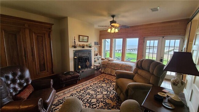 Building Photo - 3537 Shore Dr