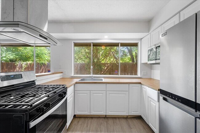 Foto del edificio - 7505 Shadywood Dr