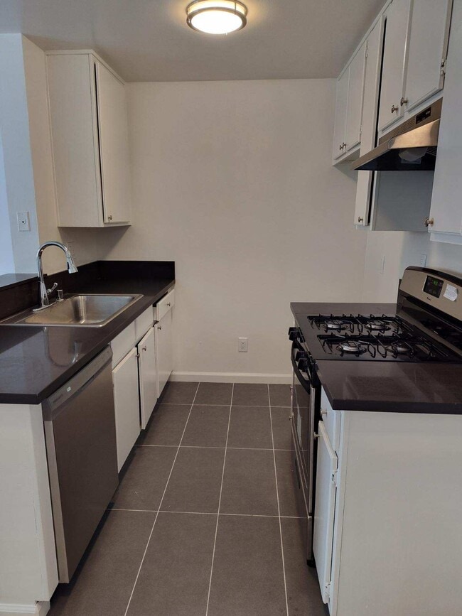 Building Photo - 515 S Harvard Blvd