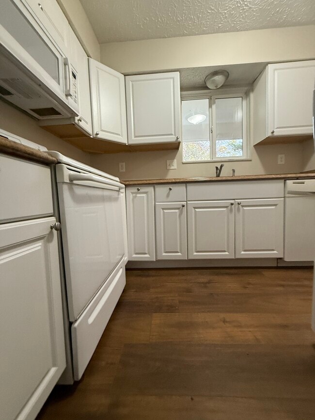 Kitchen - 7575 Bingham Ct