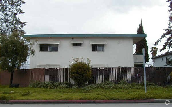 Foto del edificio - 492 Lewis Rd