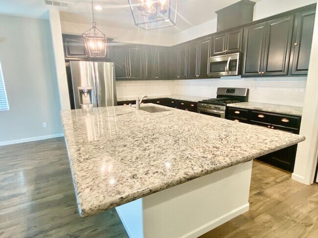 Foto del edificio - ALMOST NEW, UNIQUE 4 BEDROOM, 3 BATH, 2 CA...