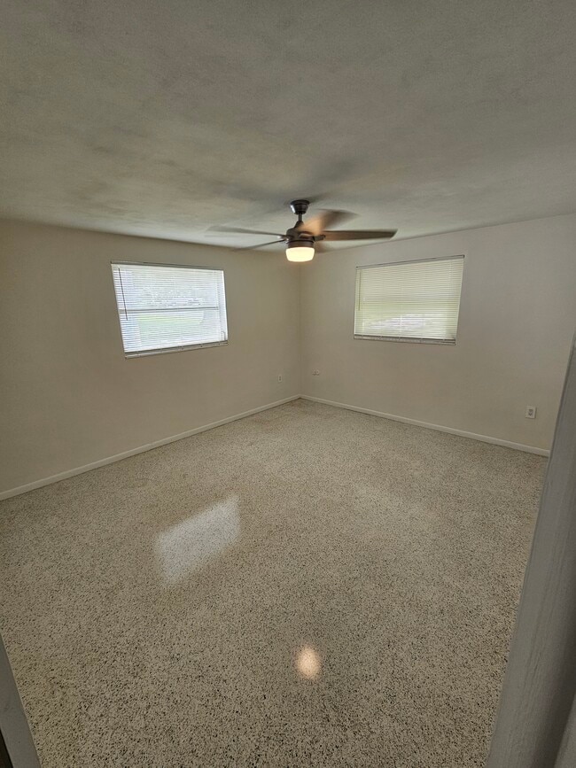 Building Photo - 5023 Overlook Dr