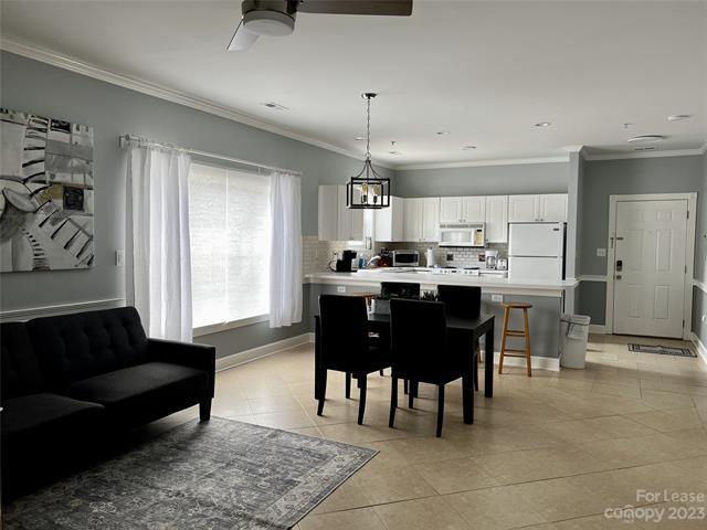 Foto del edificio - 8648 Coralbell Ln