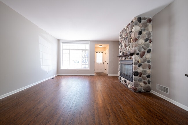Building Photo - 15345 Greenhaven Ln