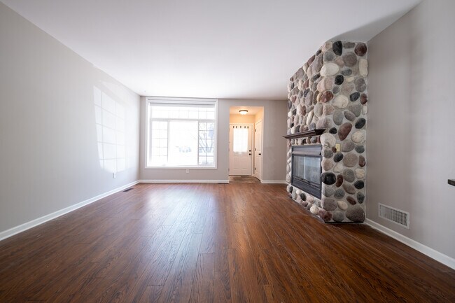 Foto del edificio - 15345 Greenhaven Ln