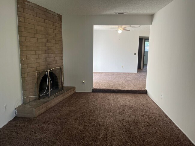 Building Photo - Clean 2 Bedroom, 1 Bath, 917 sqft., 1/2 Plex in Twin Rivers Sacramento