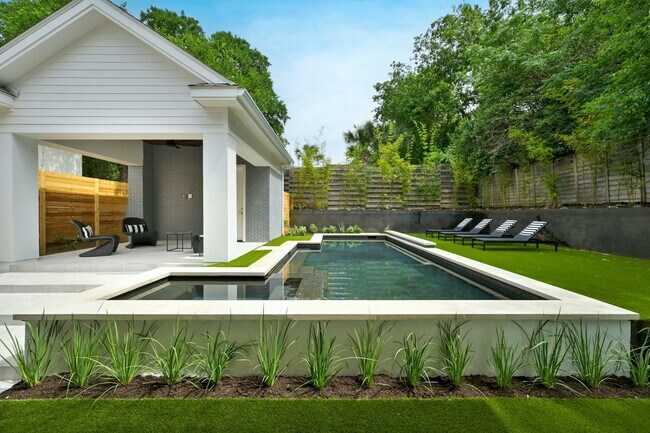Foto del edificio - 2400 Bridle Path