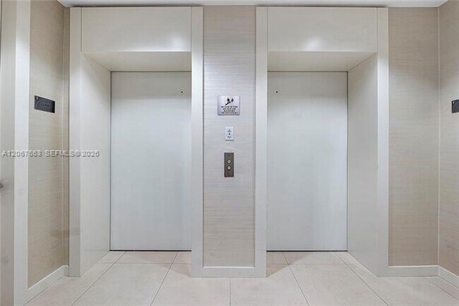 Foto del edificio - 15811 Collins Ave