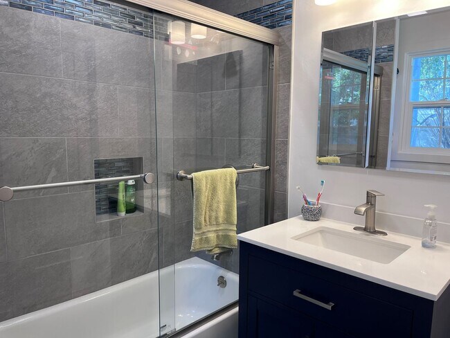 Foto del edificio - Fully Furnished- 2 bedroom/ 2 bathroom in ...