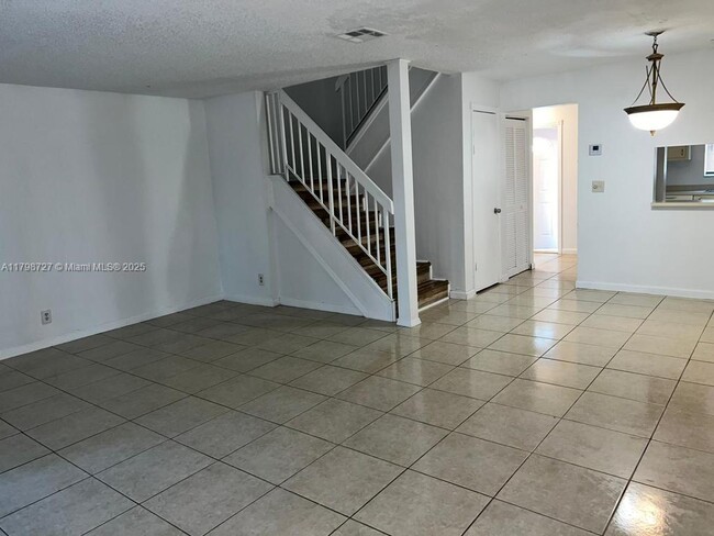 Foto del edificio - 7903 SW 8th St