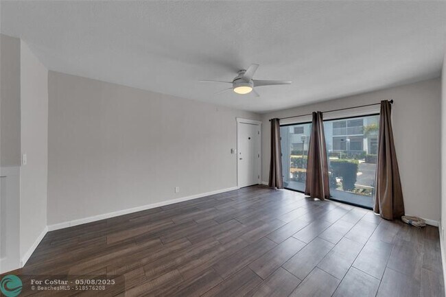 Foto del edificio - 160 Cypress Club Dr