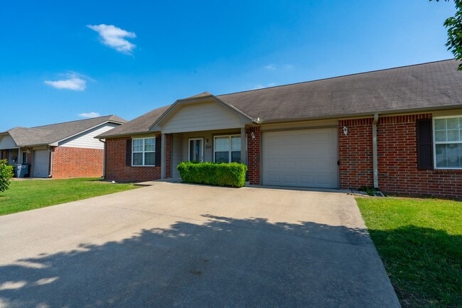 Building Photo - Cozy 2 bedroom 2 bathroom Townhome - Avail...