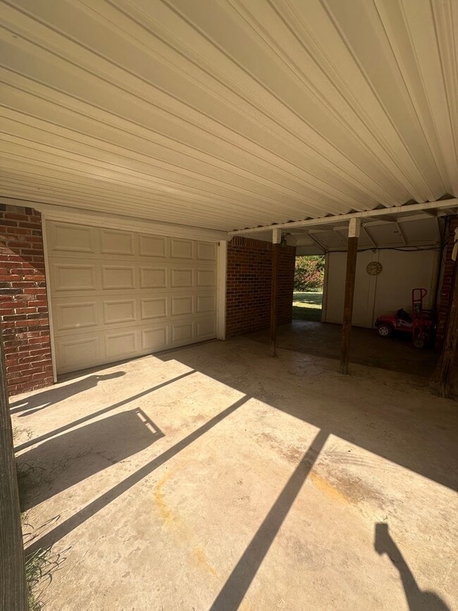 Building Photo - 16881 Beau-Kay Dr