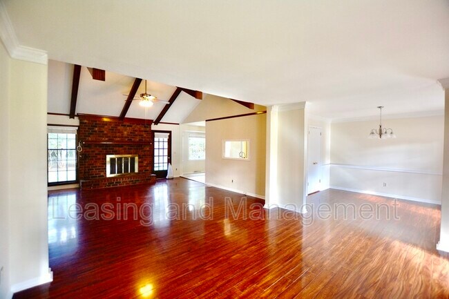 Building Photo - 8152 Greenridge Rd
