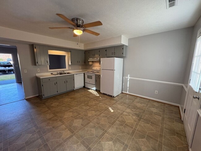 Building Photo - Gorgeous 3 bed townhouse near Kroger on Timberlake Road!