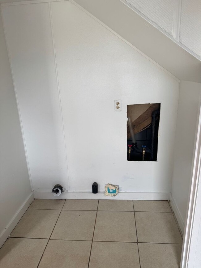 Building Photo - Townhouse 3 bedroom