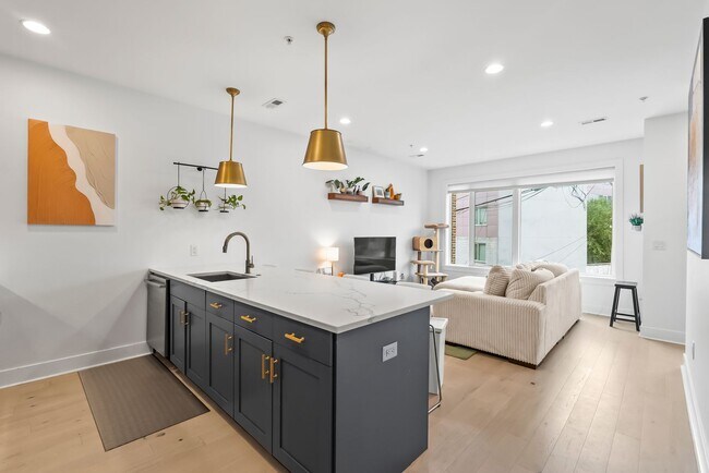 Foto del edificio - Bi-Level Shaw Condo