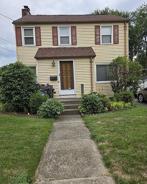 Building Photo - 129 Roslyn St
