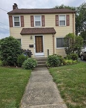 Building Photo - 129 Roslyn St