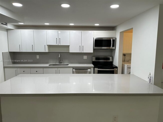 Building Photo - 365 Fern Dr