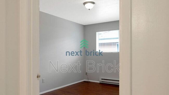 Building Photo - 1822 10th Ave W