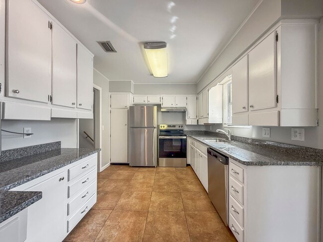 Building Photo - Spacious 4 Bed 2.5 Bath Home with 2-Car Garage & Fenced Yard in Jacksonville, FL