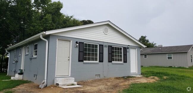 Building Photo - 901 Douglas Dr