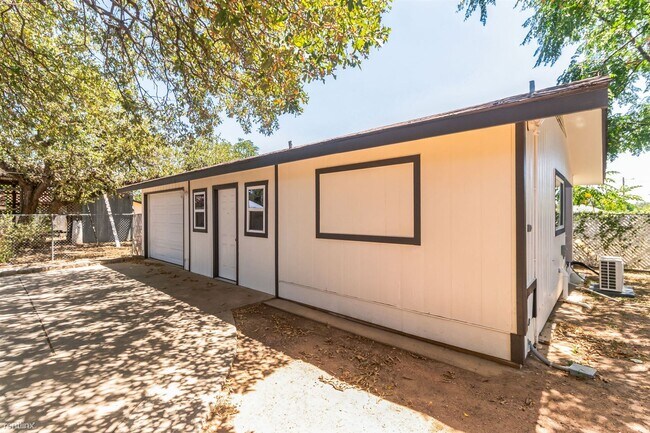 Foto del edificio - 1 br, 1 bath House - 124 East Castlebriar ...