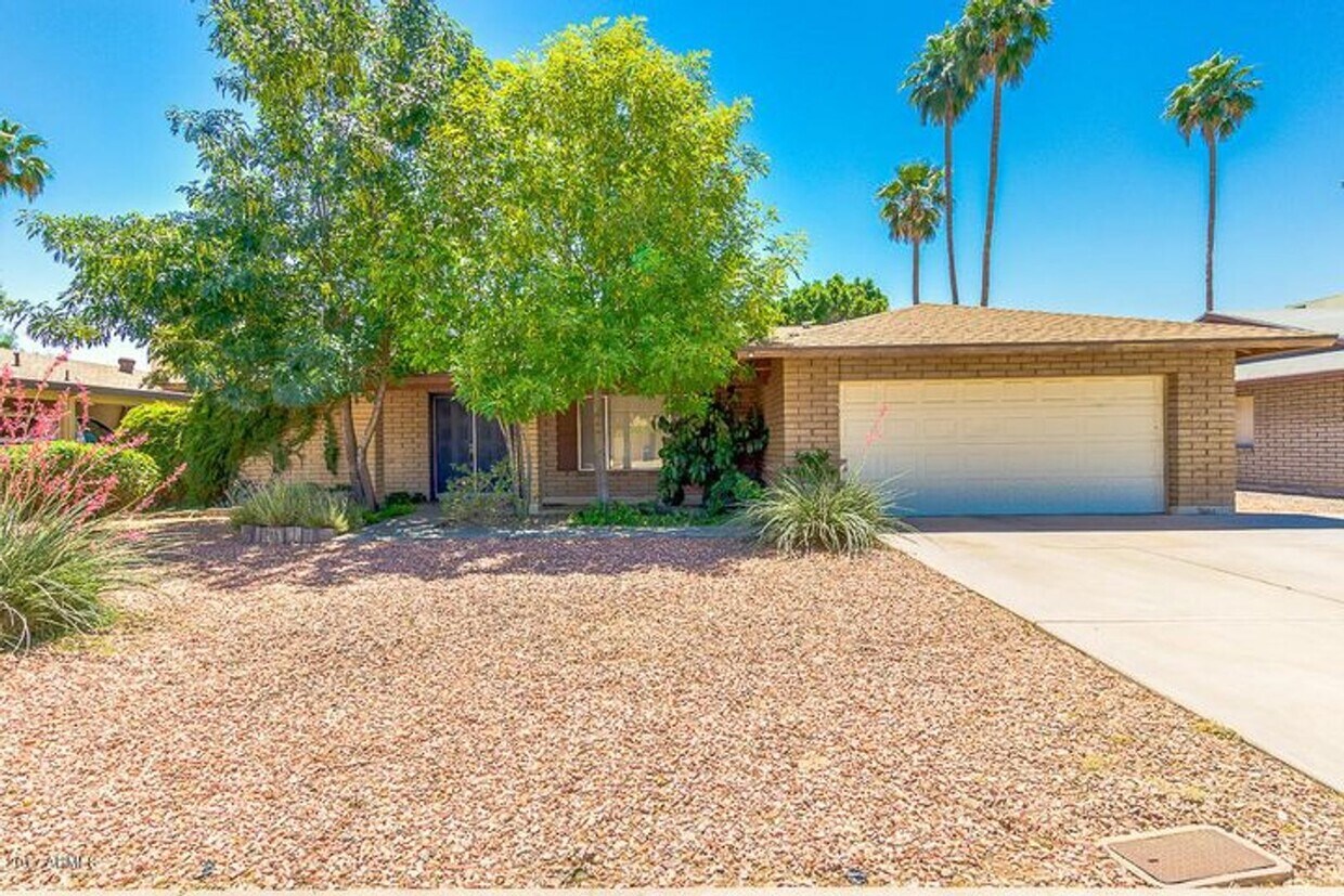 Primary Photo - Beautifully updated 3 bedroom 2 bathroom i...