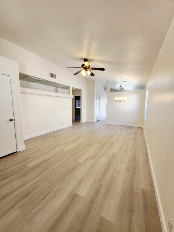 Foto del edificio - 8472 W Gilmore Ave