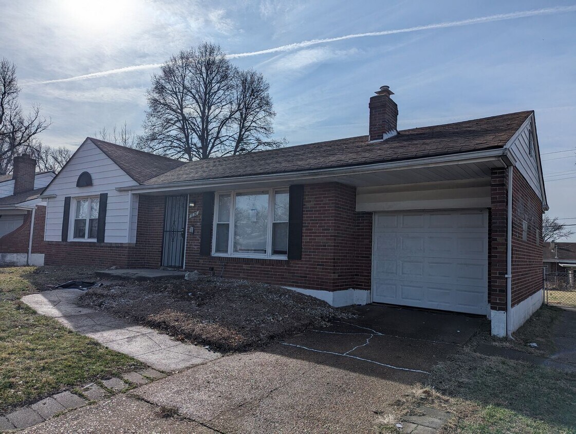 Primary Photo - Gorgeous 4 Bed 2 Bath Rent Ready Home!
