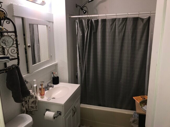 Baño - 221 State St