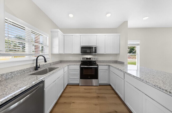 Foto del edificio - New Construction Spacious Townhome in Growing Community Available in July