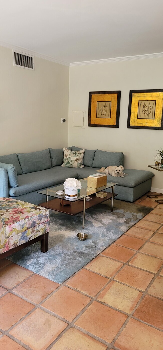 Foto del edificio - 1131 Alta Loma Rd