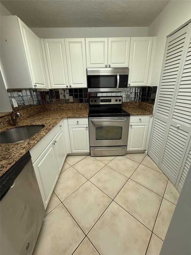 Foto del edificio - 2731 Ocean Club Blvd