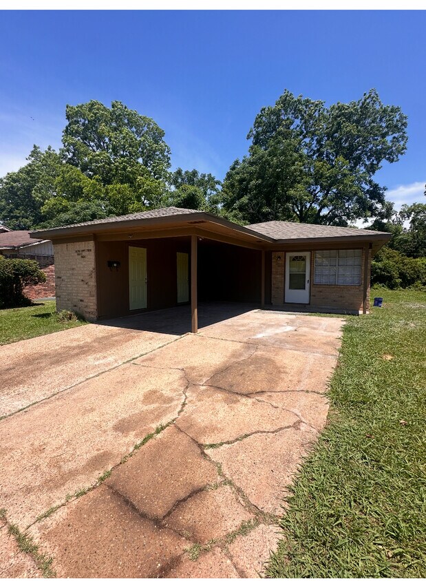 Primary Photo - 1435 Cynthia Ln
