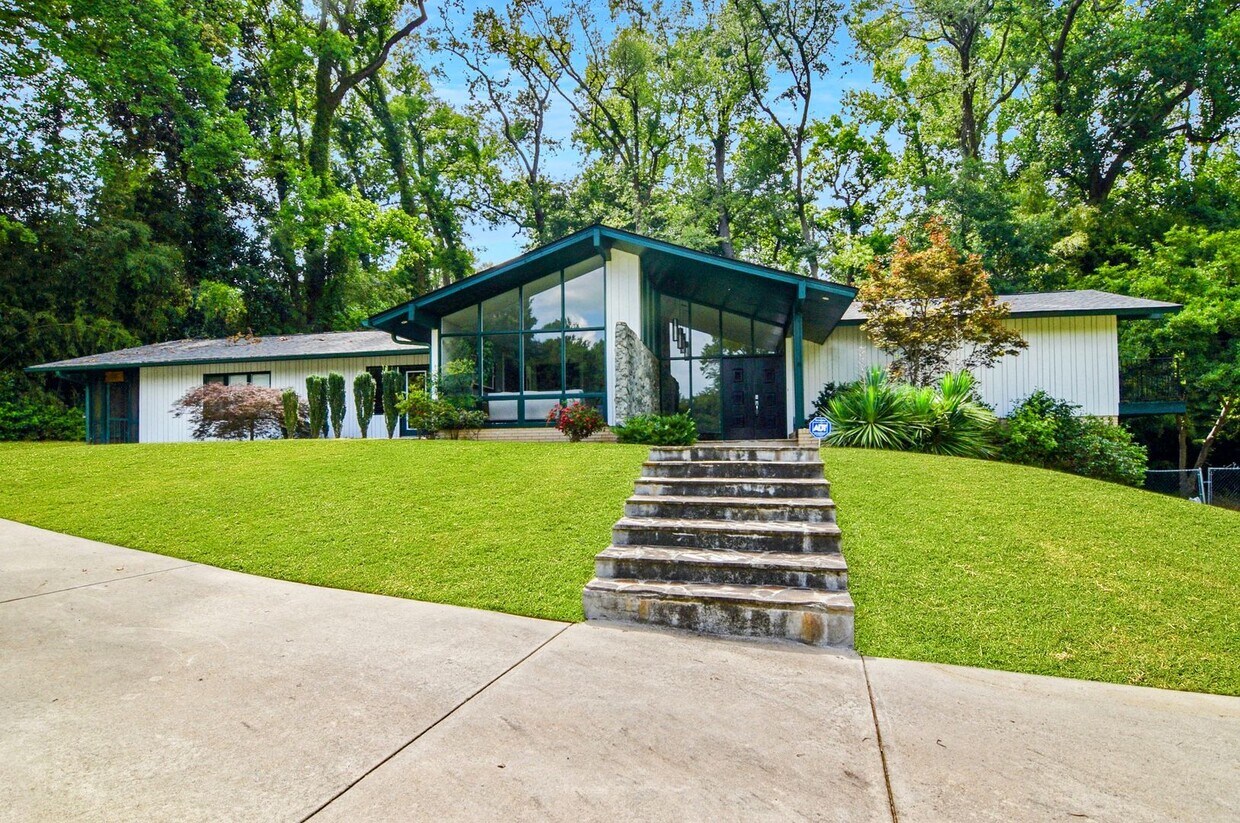 Primary Photo - $3,700 - Striking 8 bed/4 bath house for r...