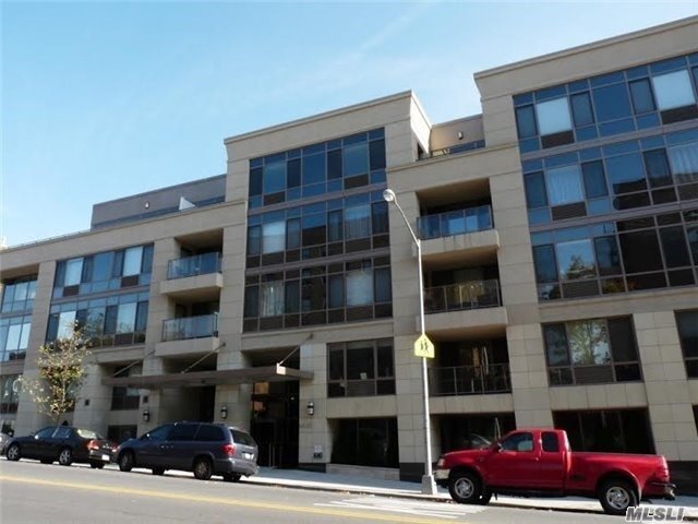 Building Photo - 64-05 Yellowstone Blvd