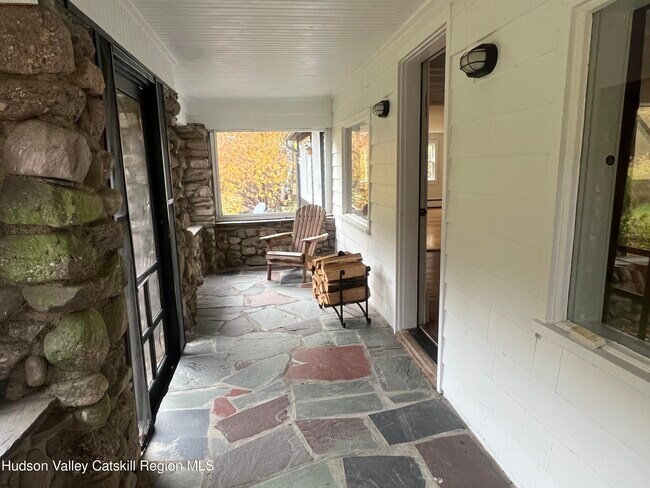 Foto del edificio - 654 Watson Hollow Rd