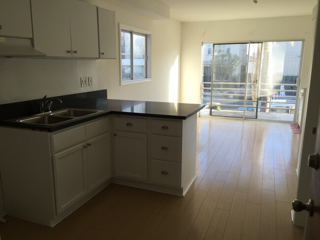 Building Photo - 39 20th Ave