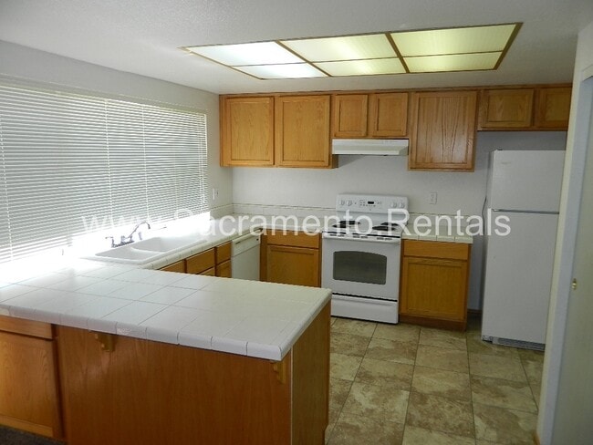 Foto del edificio - Spacious 4bd/2ba House with 2 Car Garage
