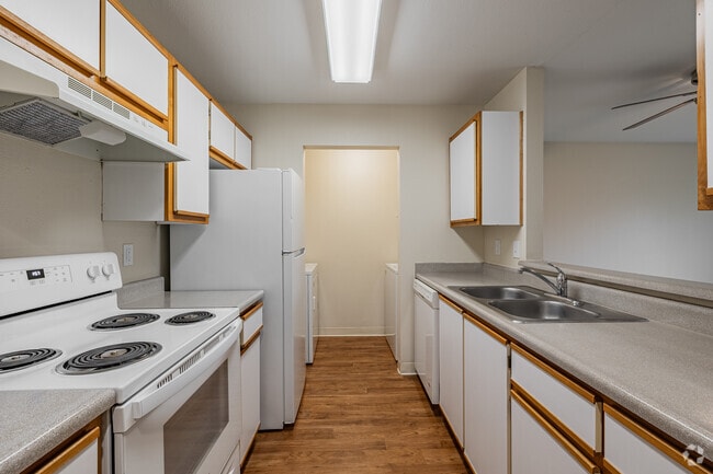 1 habitación, 1 baño - 700 pies cuadrados - Cocina - Westbury Apartments