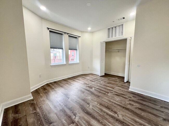 Building Photo - Modern 2-Bed/2-Bath Apartment on South St ...